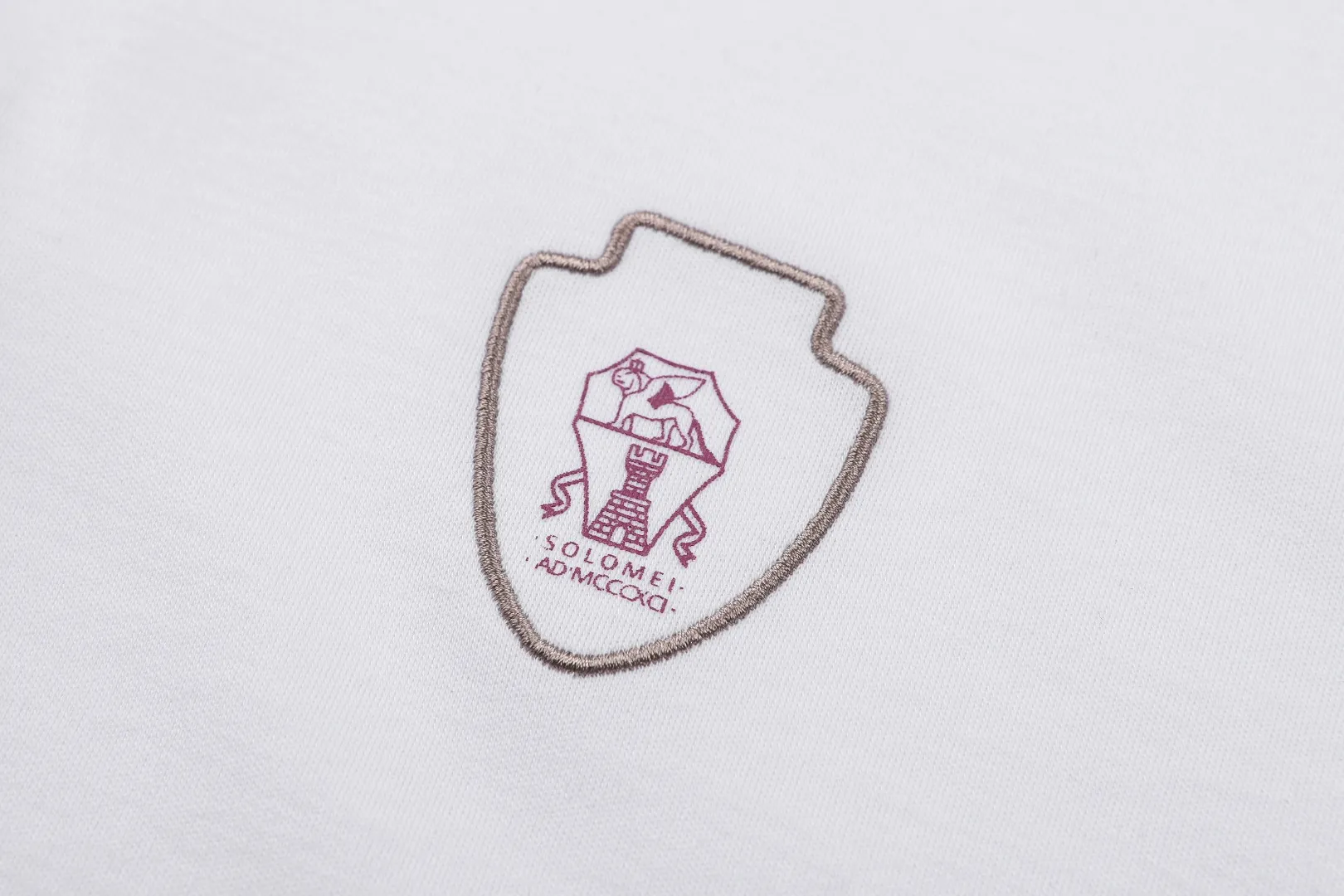 PP 145 Brunello Cucinelli 26SS striped embroidered POLO shirt ●Purchased and developed by Authentic 4113 ●Liquid ammonia silk soft cotton 190g ●Flat machine rib ●Imported embroidery ●Glue printing ●Fabric enzyme washing ●Customized 1:1 buttons ●Customized 1:1 trademark ●Fit version ●Size: S M L XL ●Style number: 26087/2B#00
